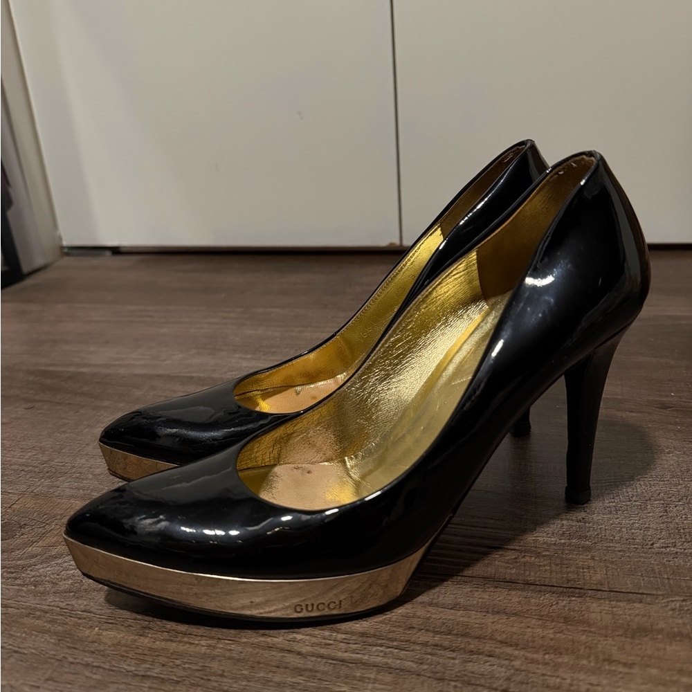Gucci Women's Heels in Black with Gold Trim